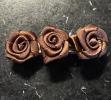 3 roses marron sur barettes