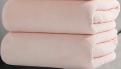 Serviette ultra absorbante roses pales 1.40 m x 0,70