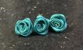 3 roses emeraude sur  barette