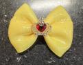 Jaune clair ref X8 coeur rouge dans couronne or 4,5 cms